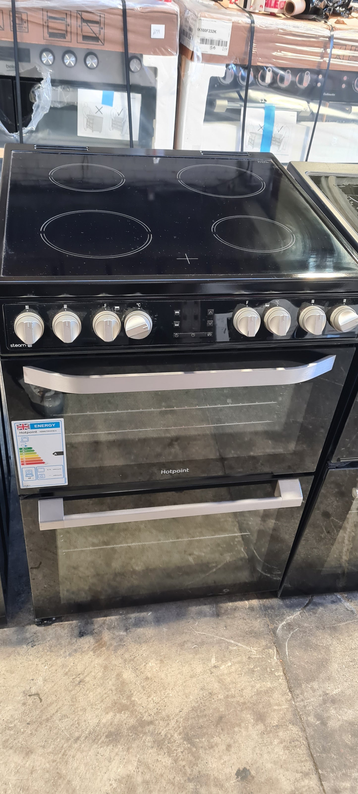 Hotpoint HDT67V8D2CB/R 60Cm Ceramic Cooker With Steam Function