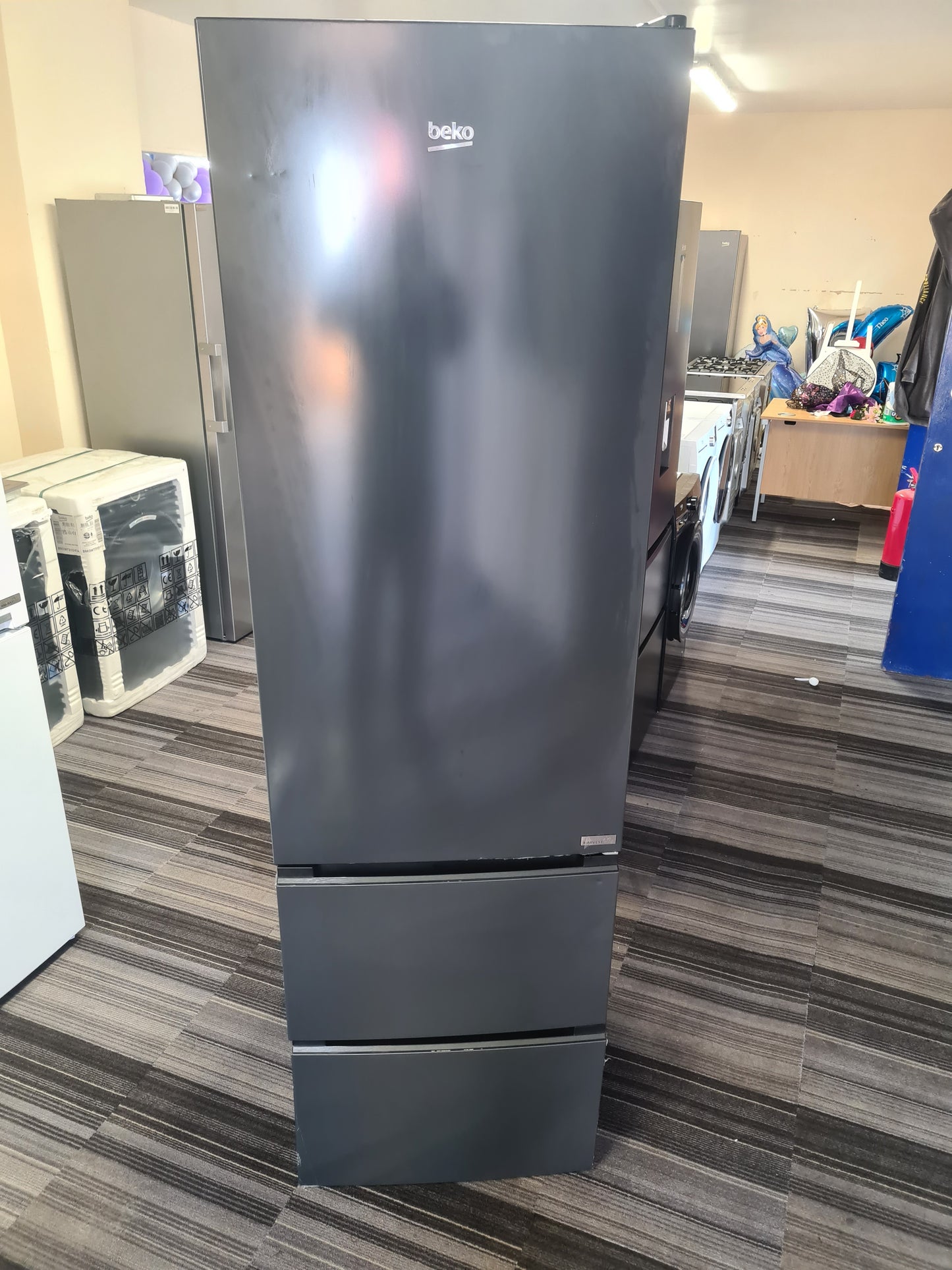 Beko HarvestFresh™ GNE4603VPZ 204cm High 60/40 Fridge Freezer - Anthracite - E Rated