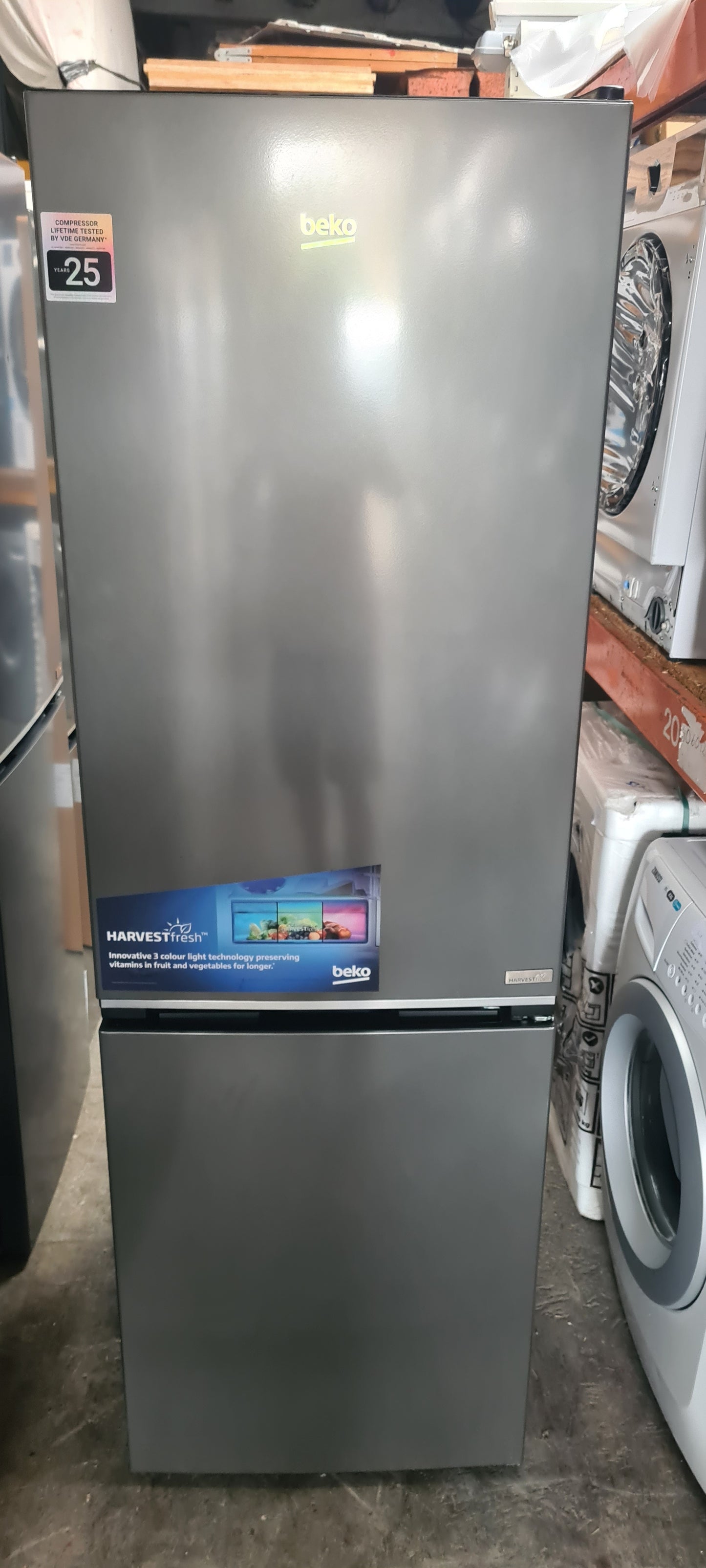 Beko HarvestFresh™ CNG5686VG 186cm 60/40 No Frost Fridge Freezer - Graphite