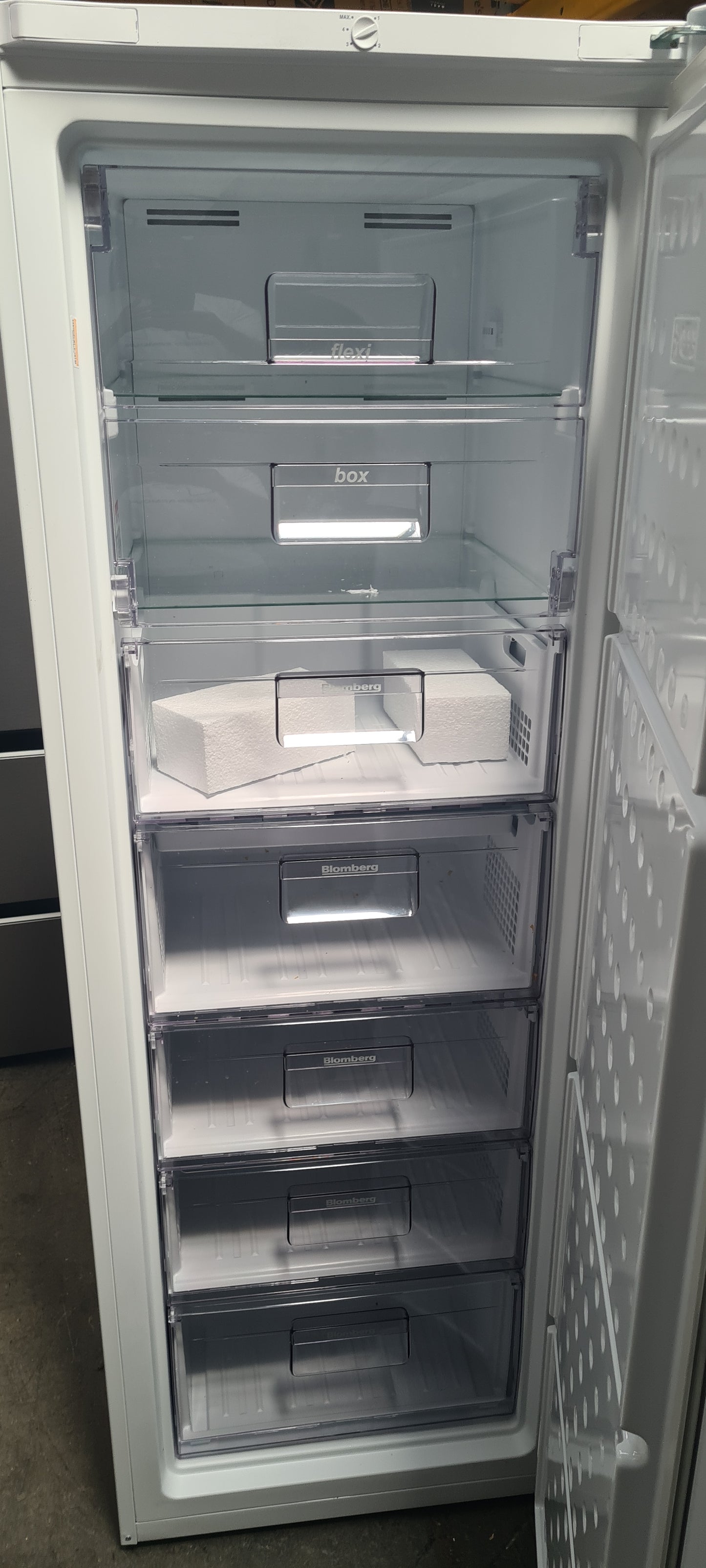 Blomberg FNM4671P 59.5cm Tall Freezer - White