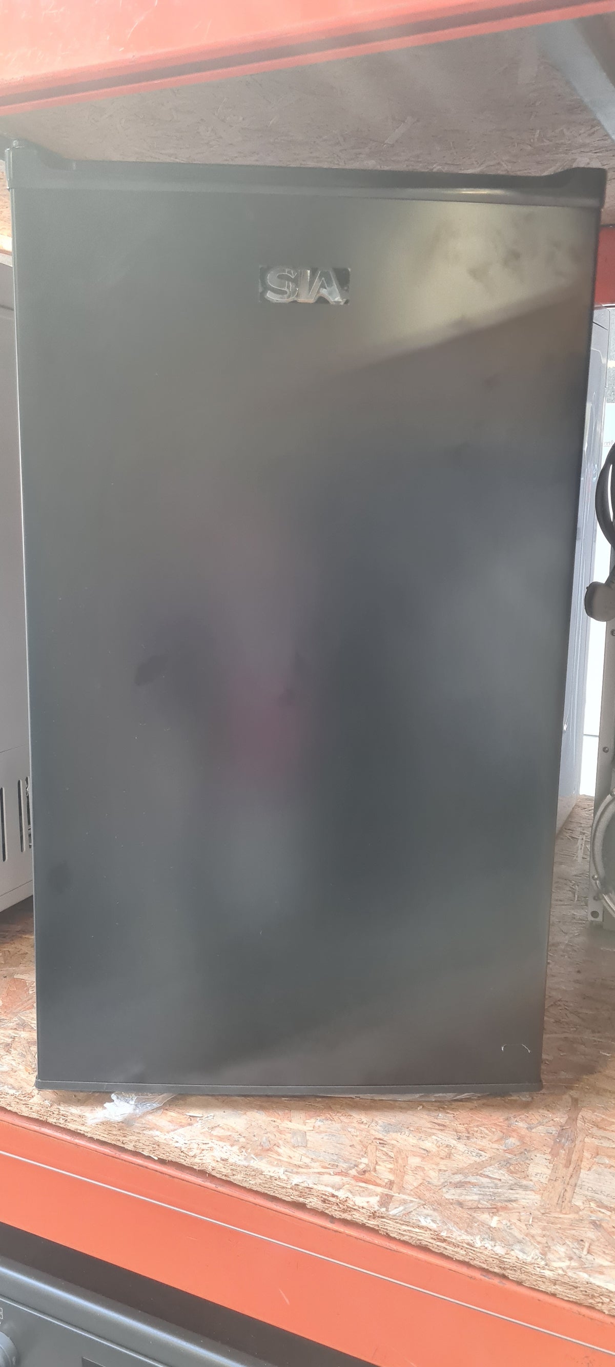 SIA LFS01BL/E 48cm Black Freestanding 91L Under Counter Larder Fridge