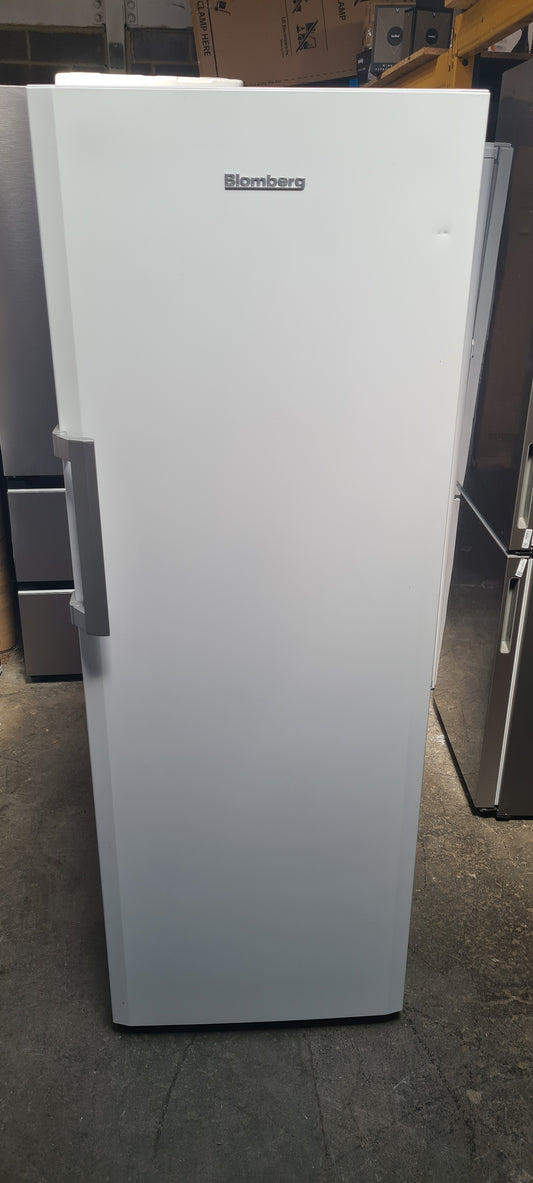Blomberg FNM4671P 59.5cm Tall Freezer - White