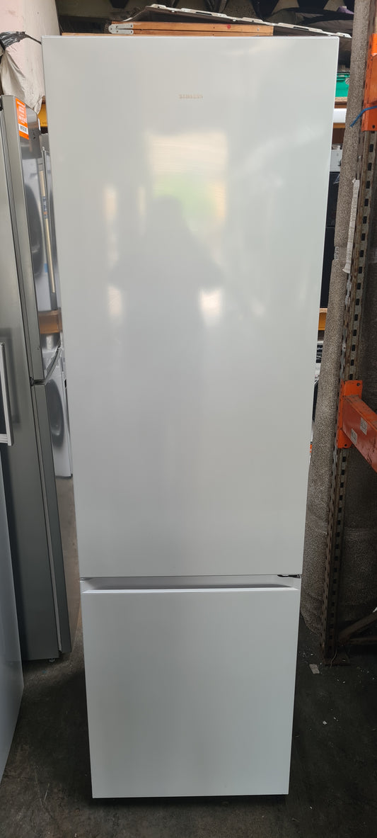 Samsung Series 5 RB38C602EWW 203cm 70/30 Total No Frost Fridge Freezer - White